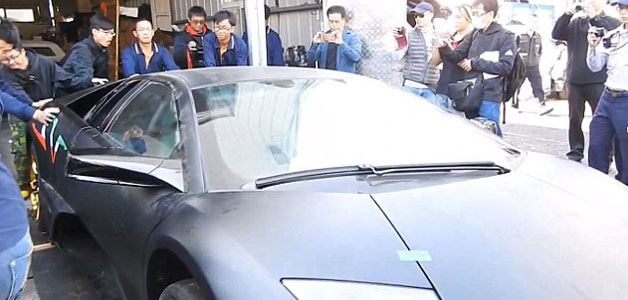 فشل في وقف عملية تحطيم سيارته التي تبلغ قيمتها  £270,000