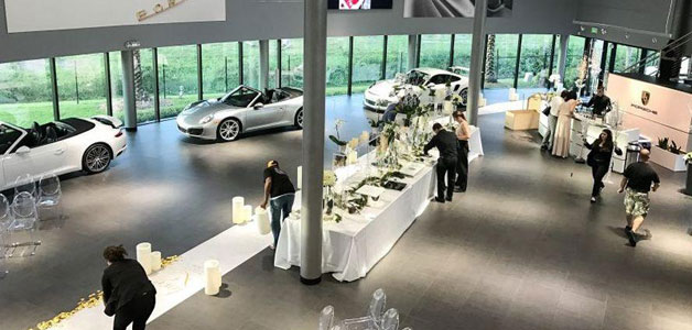 ثنائي يتزوّج في صالة عرض سيارات ألPorsche!