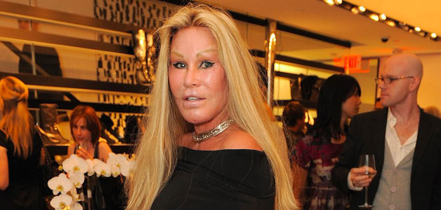 اطلعوا على حياة البليونيرة Jocelyn Wildenstein المجنونة!