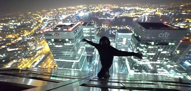 مغامرون يصعدون ناطحة سحاب في منطقة canary wharf في لندن