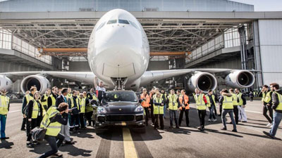 سيارة بورش Cayenne S Diesel تنجح في جر طائرة Airbus A380