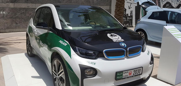 شرطة دبي تضيف سيارة موديل BMW I3 لأسطول سياراتها الفاخرة