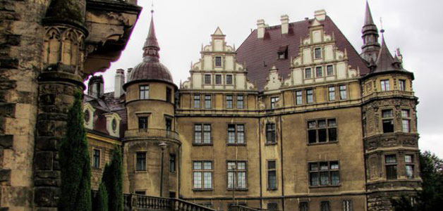 نظرة على قلعة Moszna في بولندا... واحدة من أجمل قلاع العالم