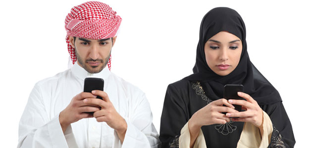 كيف تختلف المرأة عن الرجل في استخدام الإنترنت والهاتف؟
