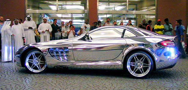 وصول سيارة "Mercedes-Benz SLR McLaren" المغطاة بالذهب الأبيض في دبي