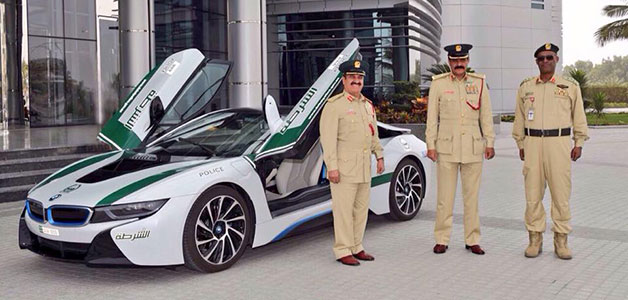 سيارة BMW i8 الفارهة تنضم إلى أسرع أسطول دوريات شرطة في العالم  شاهدها في هذا الفيديو