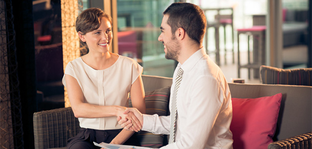 أهم الأسرار التي تخفيها المرأة عن الرجل في أول مقابلة بينهما