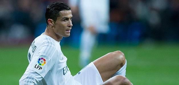 بالفيديو: رونالدو يعتدي على مراسل تلفزيوني