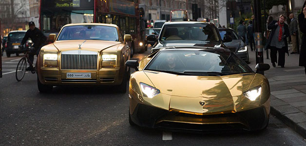 ثري سعودي يتباهى بنقل أسطول سياراته المذهبة إلى لندن