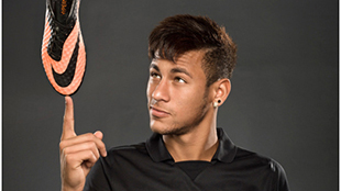 حذاء "NIKE HYPERVENOM": التجسيد المطلق للرشاقة والمناورة والهجوم القوي