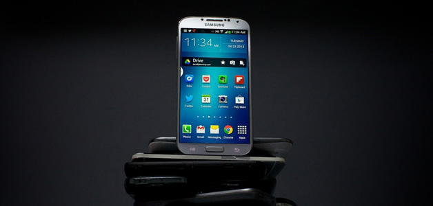 رائد يكشف عن مزايا Galaxy S4 ... فهل يستحقّ الشراء؟