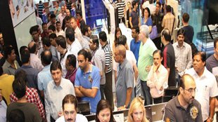 المئات يتسابقون للحصول على هاتف جالاكسي إس 4 في دبي مول
