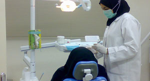 السعوديات يطلبن الرشاقة عبر عمليات ربط الأسنان  