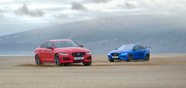 سيارتان من سلالة واحدة: جاكوار XE 300 SPORT وXE SV ... تستعرضان أداءهما على رمال شاطئ بيندين ساندز في مقاطعة ويلز