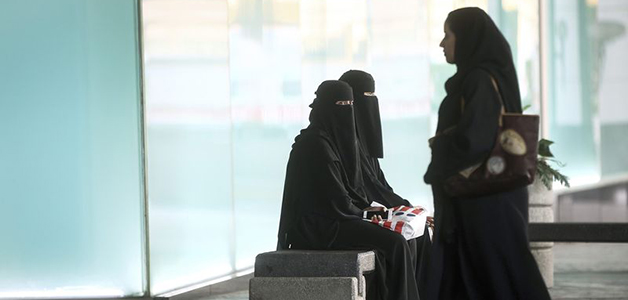 منح 12 امرأة رخصة توثيق عقود