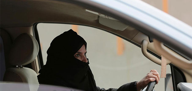 هل تظليل النساء لسياراتهن مخالف في السعودية؟